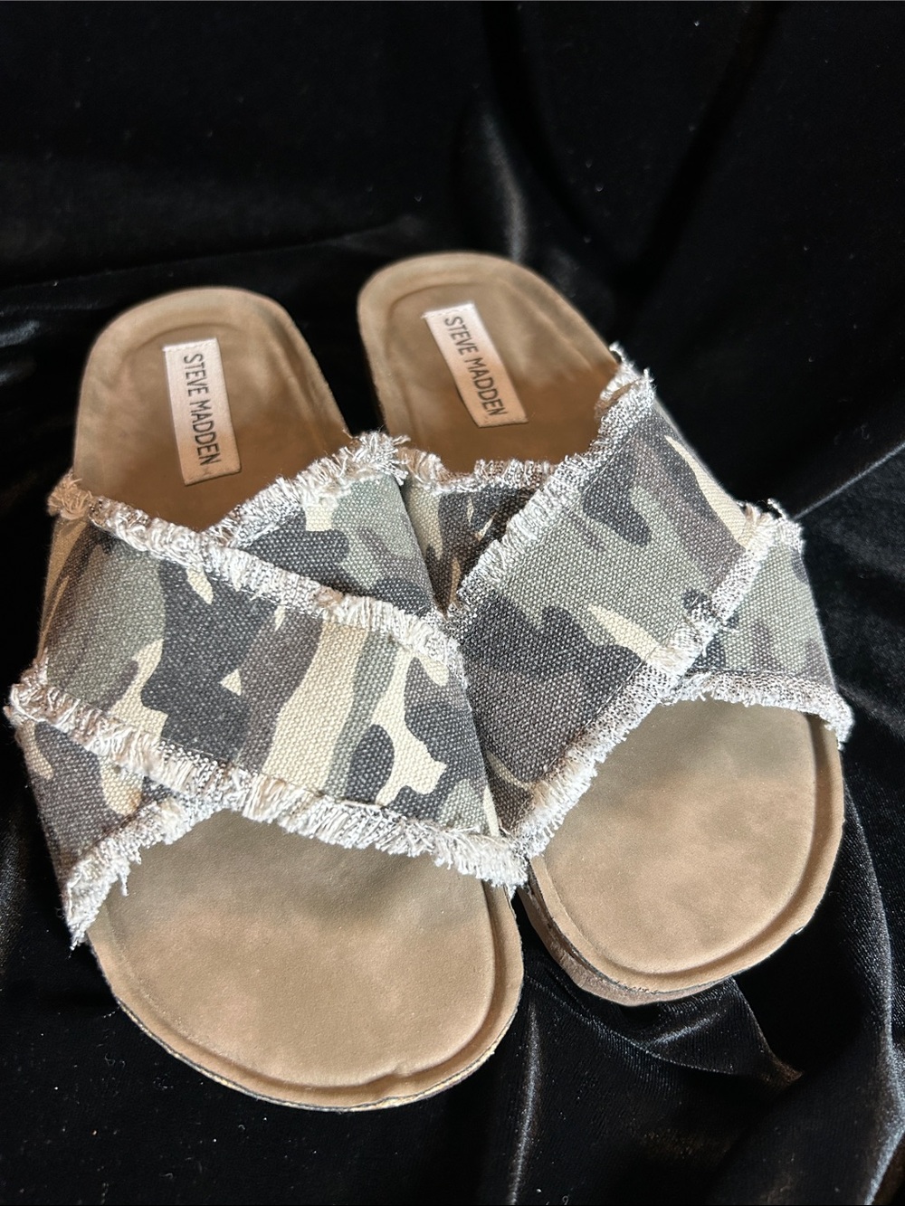 NWOB STEVE MADDEN SLIP ON CAMO SANDALS 5.5